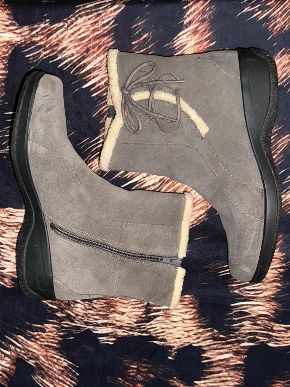 Clarks Gray Suede Shearling-Lined Winter Ankle Boots 8M w/ Box